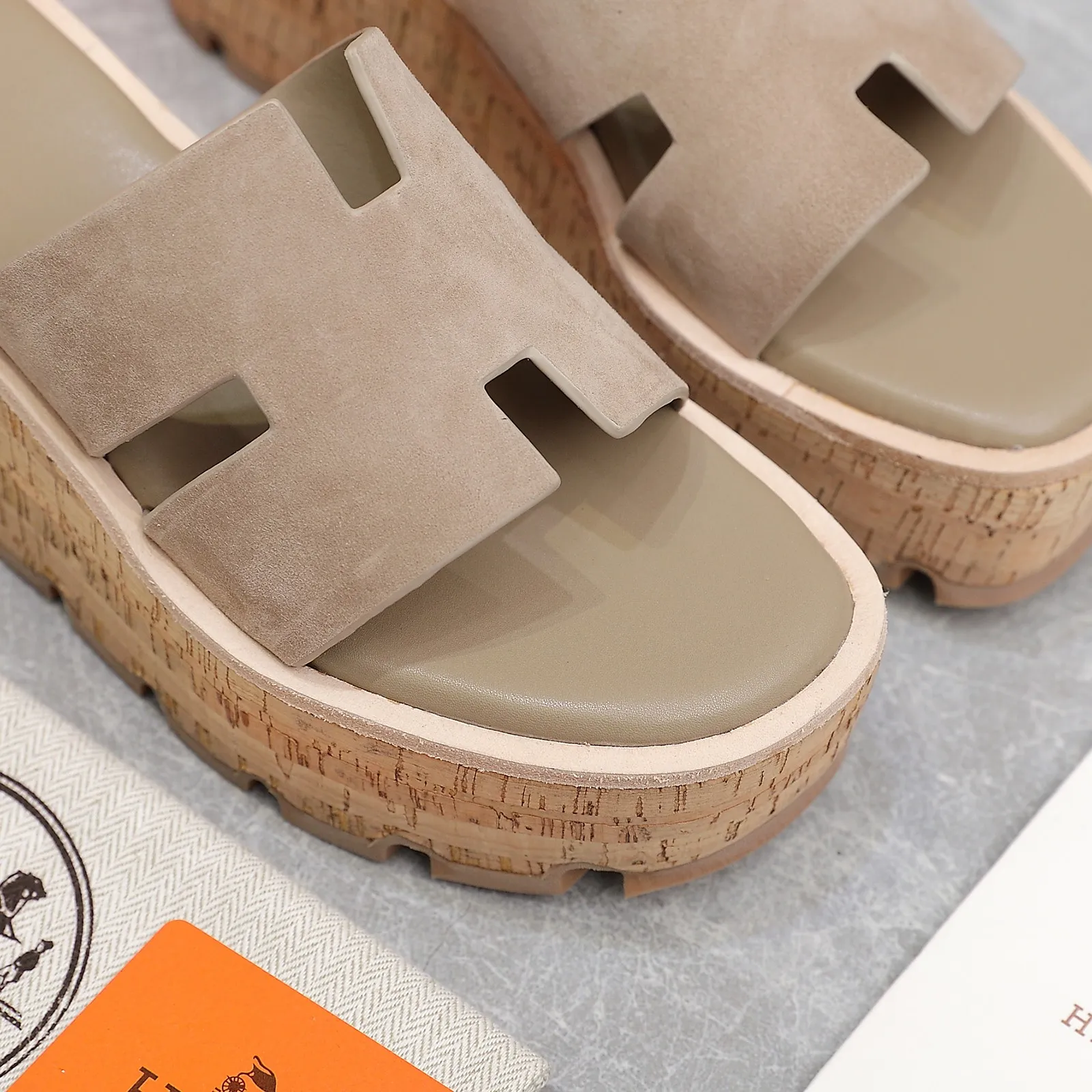 👟👟Ex-factory price 560👟👟 💥2024💥Hermès will continue the classic in 2022 Hermès Wood Grain Wedge H Slippers Hermès’ wedge sandals are the simplest, most durable and elegant I have ever seen! ! ! You can hold any style, the height of the 6cm wedge heel is easy to control, and the colors are all matching. The upper and the feet have her unique style, be sure to buy this one, it is truly classic, easy to wear and look good! Fabric: Imported cowhide, sheepskin lining, sheepskin feet, Italian original leather outsole welt, log water pine wrapped water table, rubber non-slip original outsole Color: 11 colors Code number: 35-40 Full set of original packaging